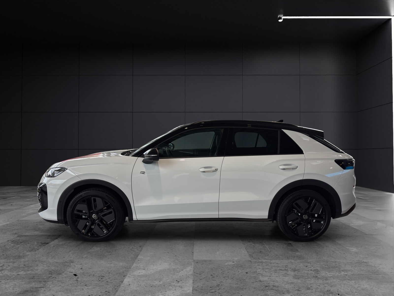 Fahrzeugabbildung Volkswagen T-Roc eTSI R-Line DSG Standhzg. Matrix AHK Navi AID Pano HUD Leder ACC RFK SHZ