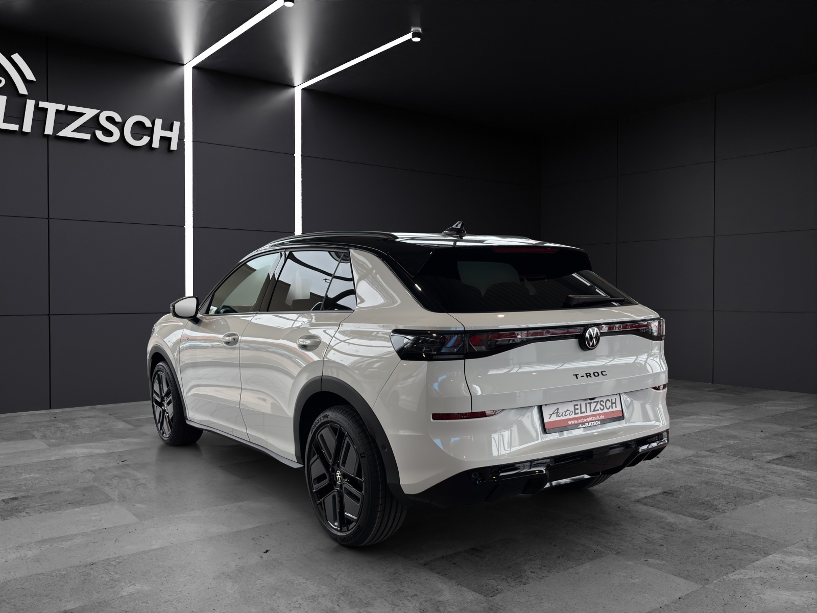 Fahrzeugabbildung Volkswagen T-Roc eTSI R-Line DSG Standhzg. Matrix AHK Navi AID Pano HUD Leder ACC RFK SHZ