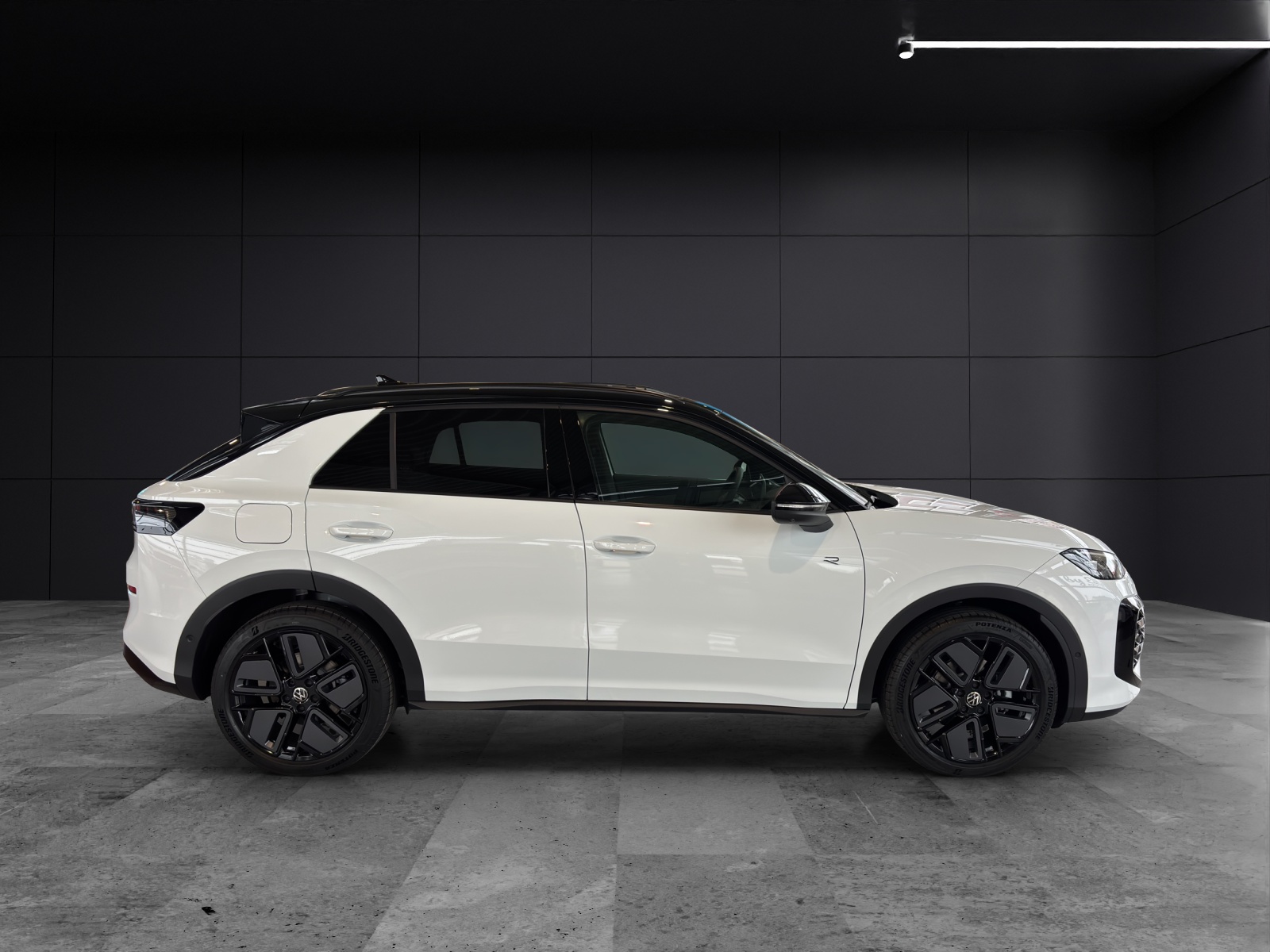 Fahrzeugabbildung Volkswagen T-Roc eTSI R-Line DSG Standhzg. Matrix AHK Navi AID Pano HUD Leder ACC RFK SHZ