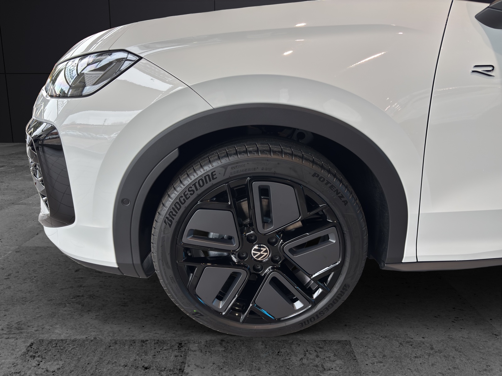 Fahrzeugabbildung Volkswagen T-Roc eTSI R-Line DSG Standhzg. Matrix AHK Navi AID Pano HUD Leder ACC RFK SHZ