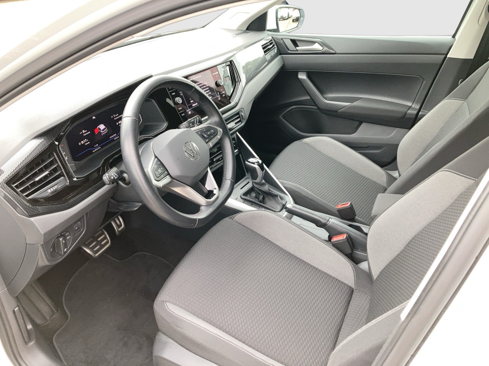 Fahrzeugabbildung Volkswagen Polo TSI Active DSG LED Navi ACC PDC SH