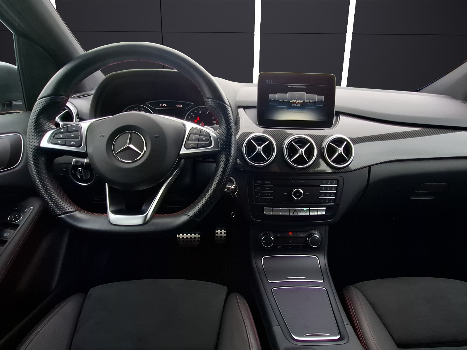 Fahrzeugabbildung Mercedes-Benz B 220 AMG-Line 4Matic LED Navi GRA 18