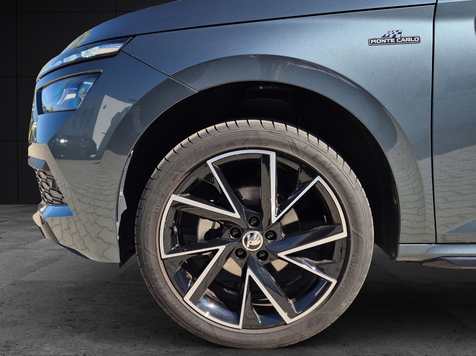 Fahrzeugabbildung SKODA Kamiq TSI Monte Carlo LED Navi Pano AID RFK SH beheiz FS 18