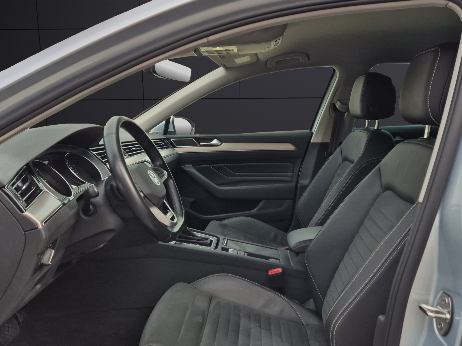 Fahrzeugabbildung Volkswagen Passat Variant TDI Elegance DSG 4M Matrix Navi ACC RFK SH