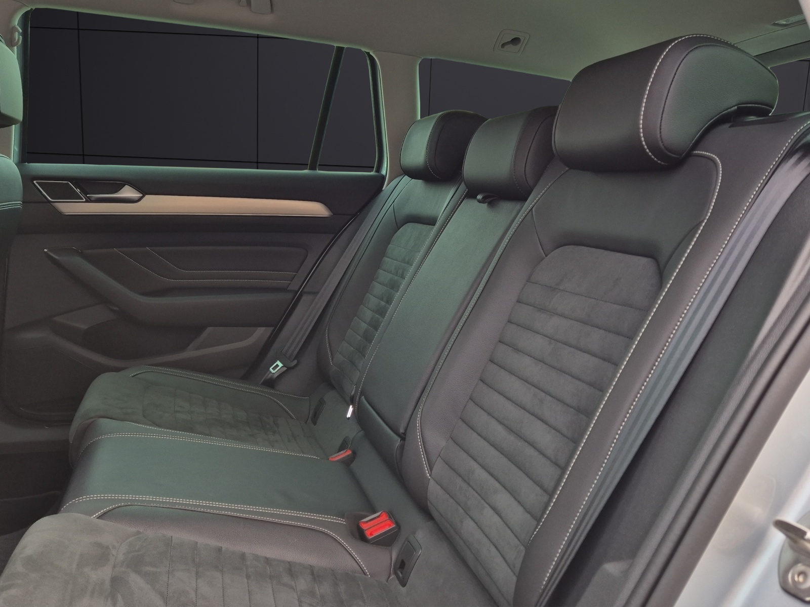 Fahrzeugabbildung Volkswagen Passat Variant TDI Elegance DSG 4M Matrix Navi ACC RFK SH