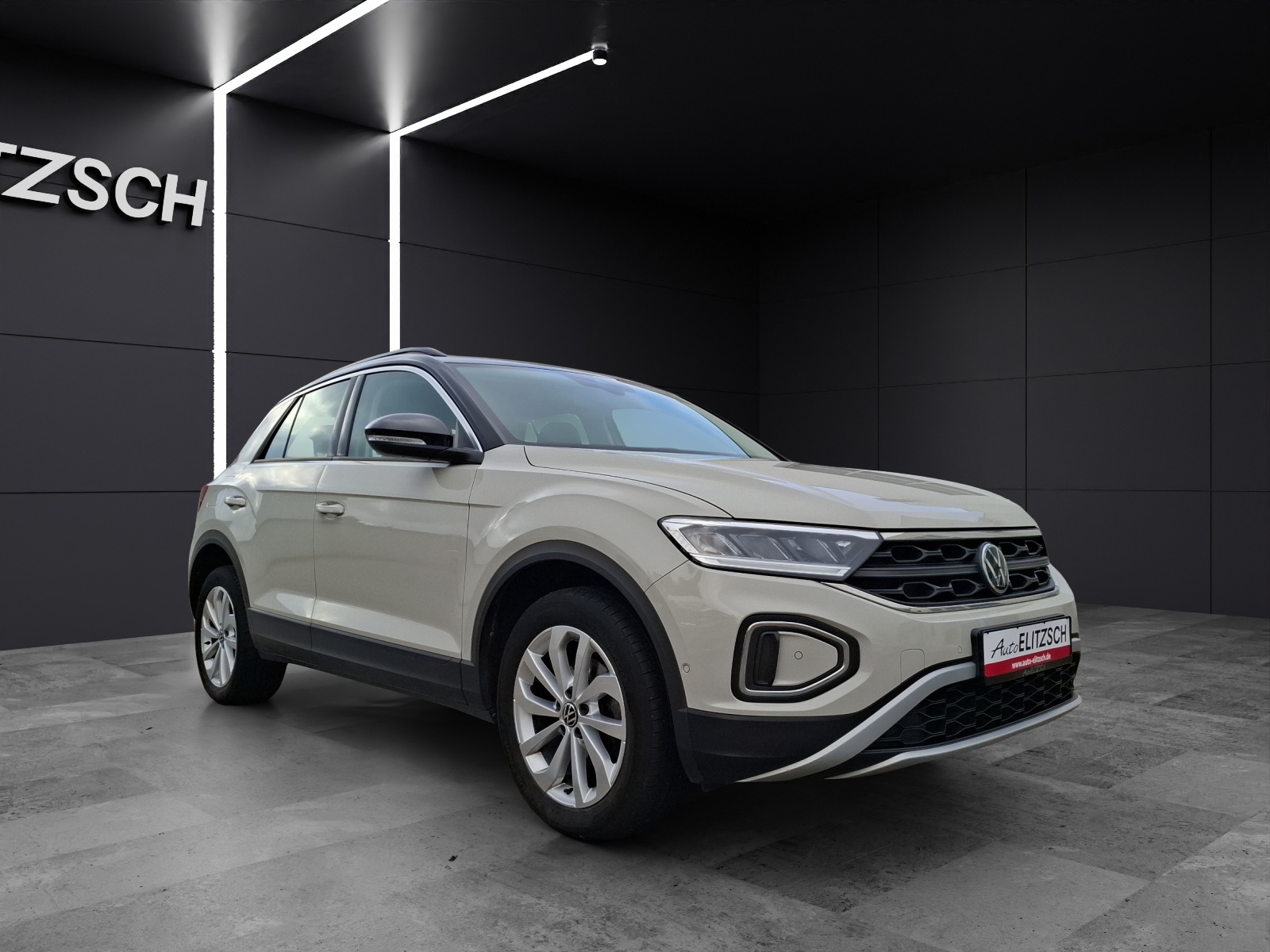 Fahrzeugabbildung Volkswagen T-Roc TSI Life DSG LED Navi AID ACC RFK SH