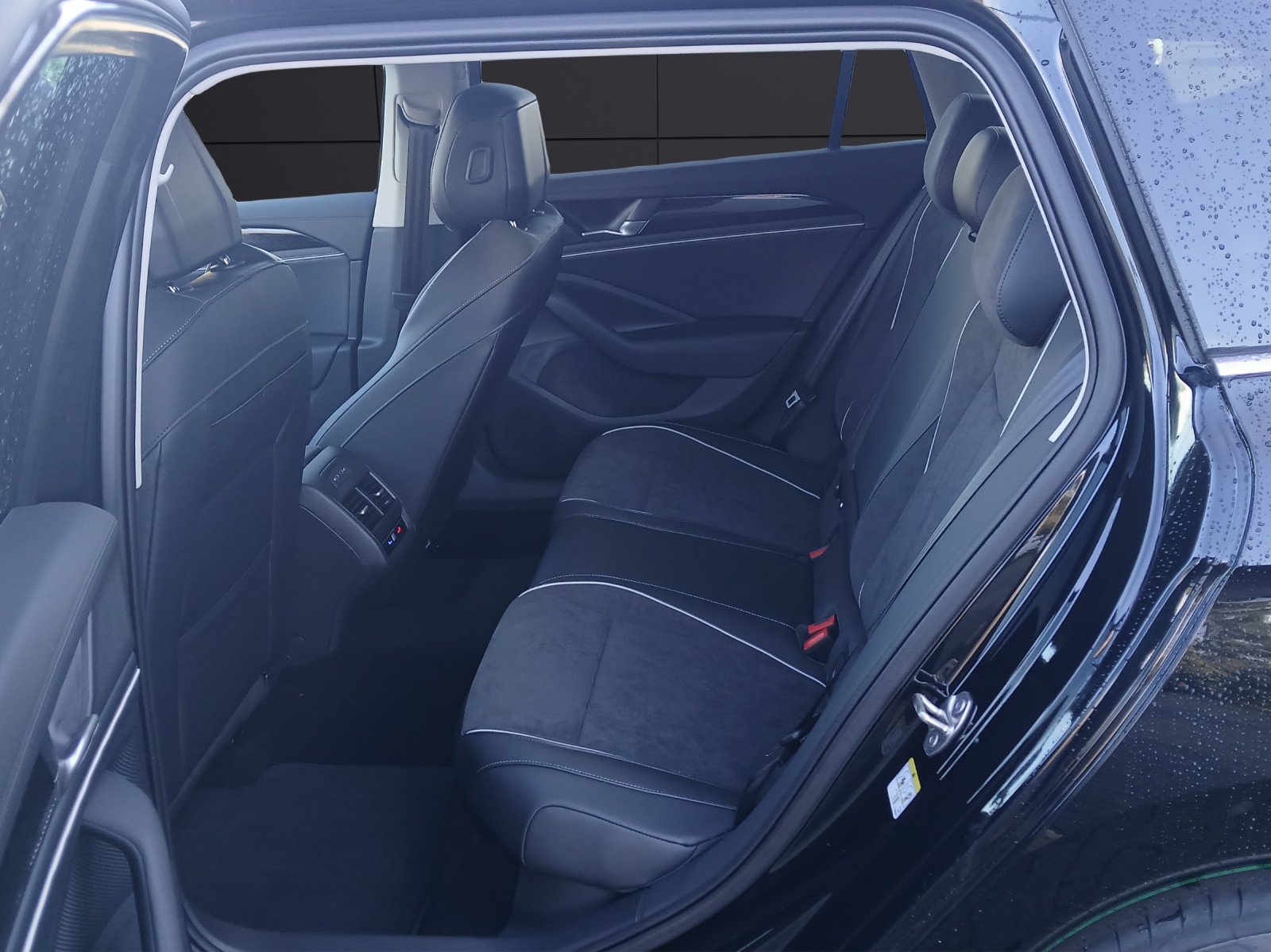 Fahrzeugabbildung Volkswagen Passat Variant Business AHZV NAVI DAB ACC