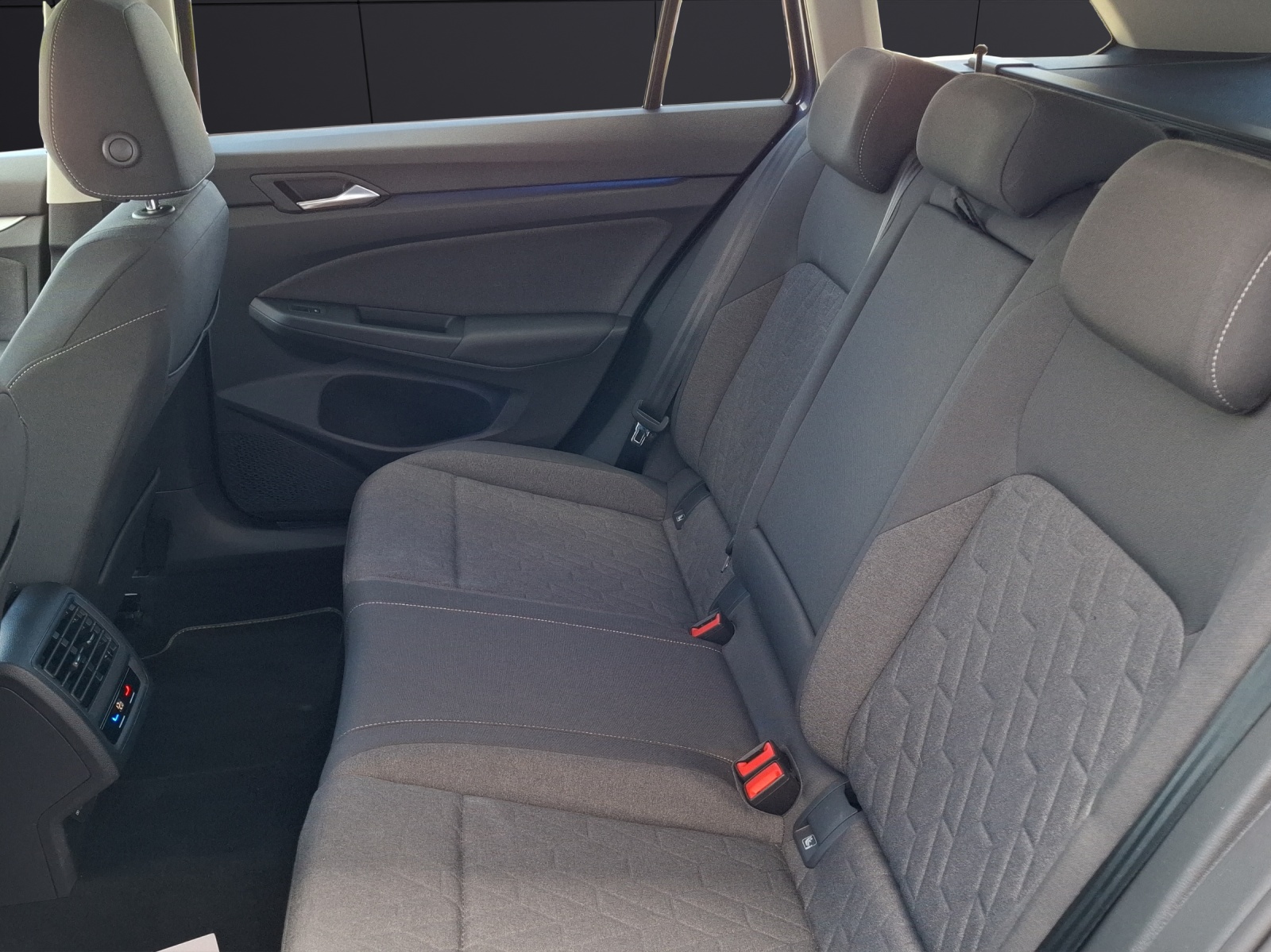 Fahrzeugabbildung Volkswagen Golf VIII Variant TSI Life LED Navi AID ACC RFK HUD SH