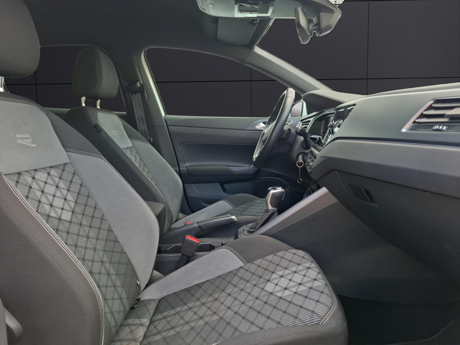 Fahrzeugabbildung Volkswagen Polo TSI R-Line DSG Matrix Navi AID ACC RFK SH