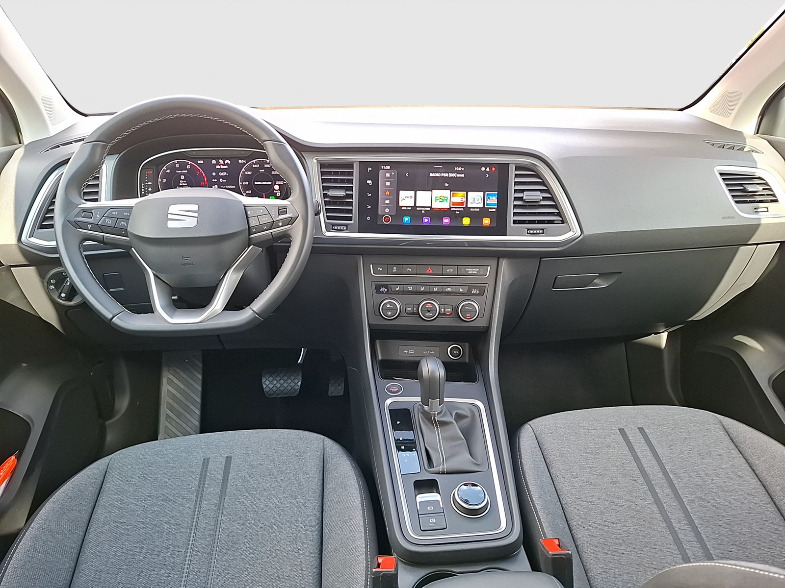 Fahrzeugabbildung SEAT Ateca TSI Style DSG LED Navi AID ACC Park-Assist SH