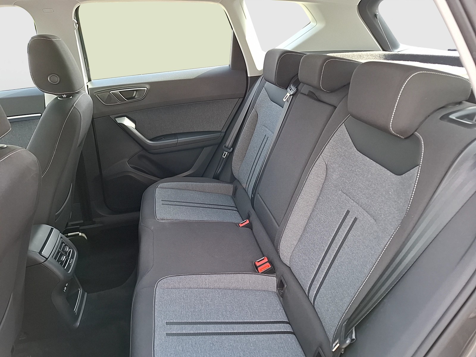 Fahrzeugabbildung SEAT Ateca TSI Style DSG LED Navi AID ACC Park-Assist SH