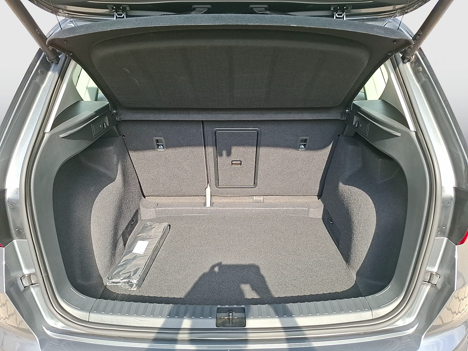 Fahrzeugabbildung SEAT Ateca TSI Style DSG LED Navi AID ACC Park-Assist SH