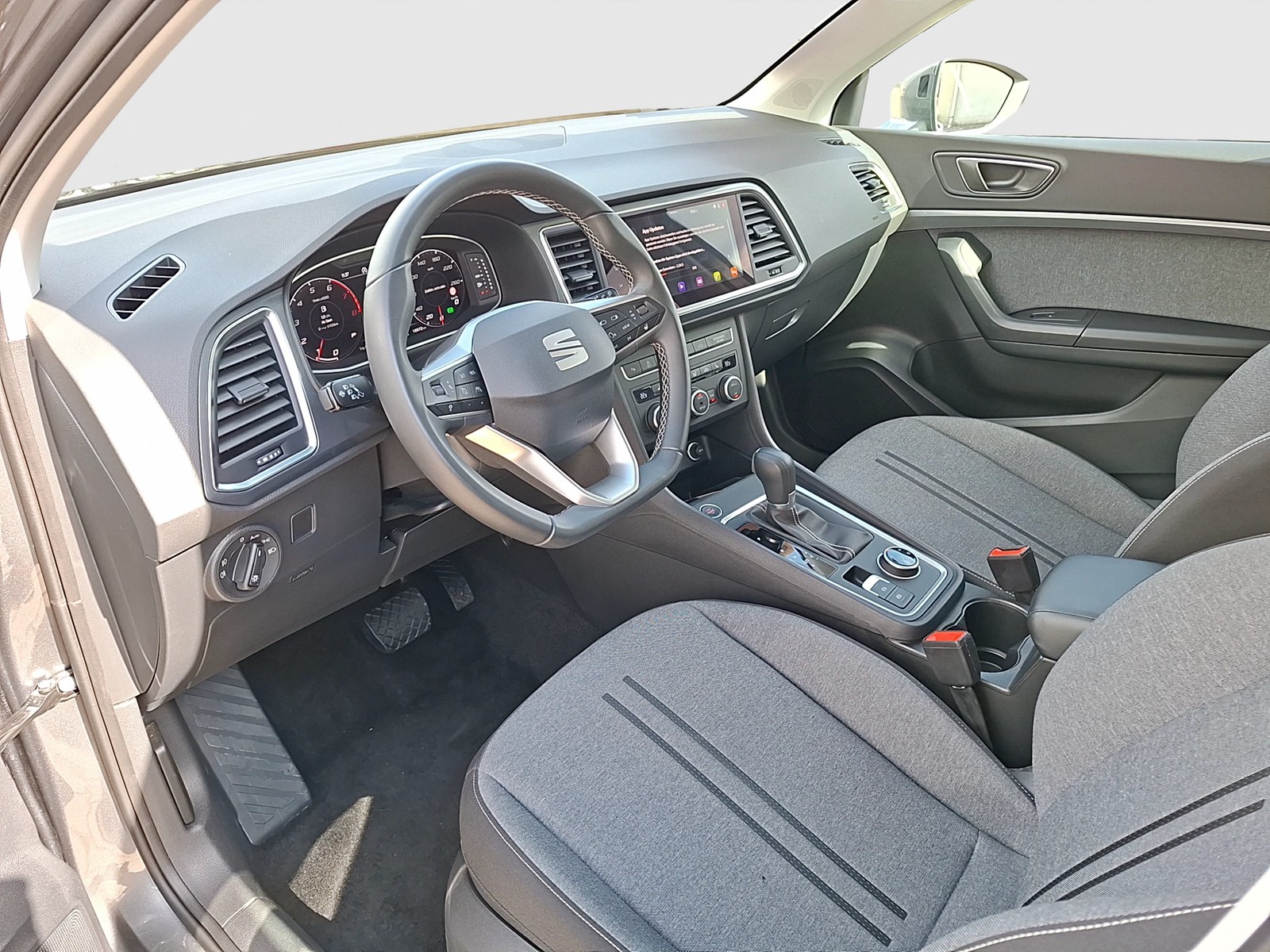 Fahrzeugabbildung SEAT Ateca TSI Style DSG LED Navi AID ACC Park-Assist SH