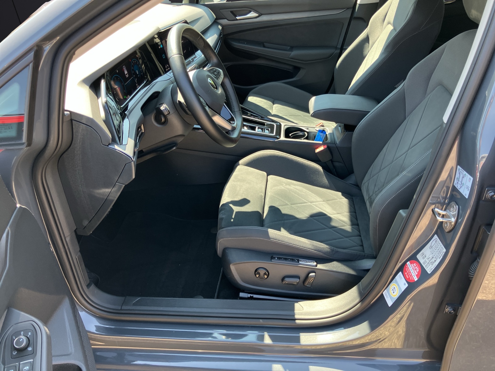 Fahrzeugabbildung Volkswagen Golf VIII Variant TDI Style DSG LEDplus Navi AID ACC PDC SH