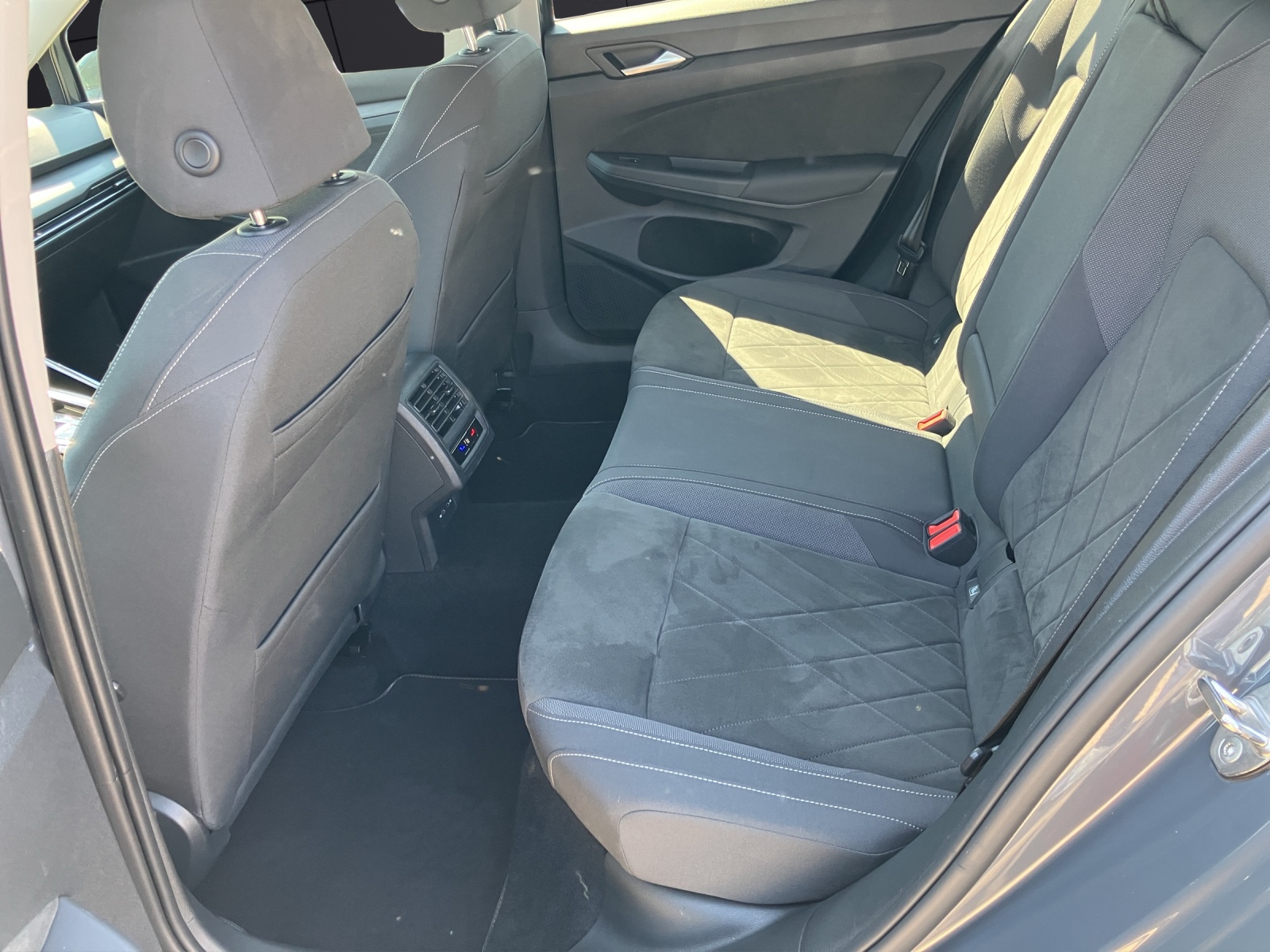 Fahrzeugabbildung Volkswagen Golf VIII Variant TDI Style DSG LEDplus Navi AID ACC PDC SH