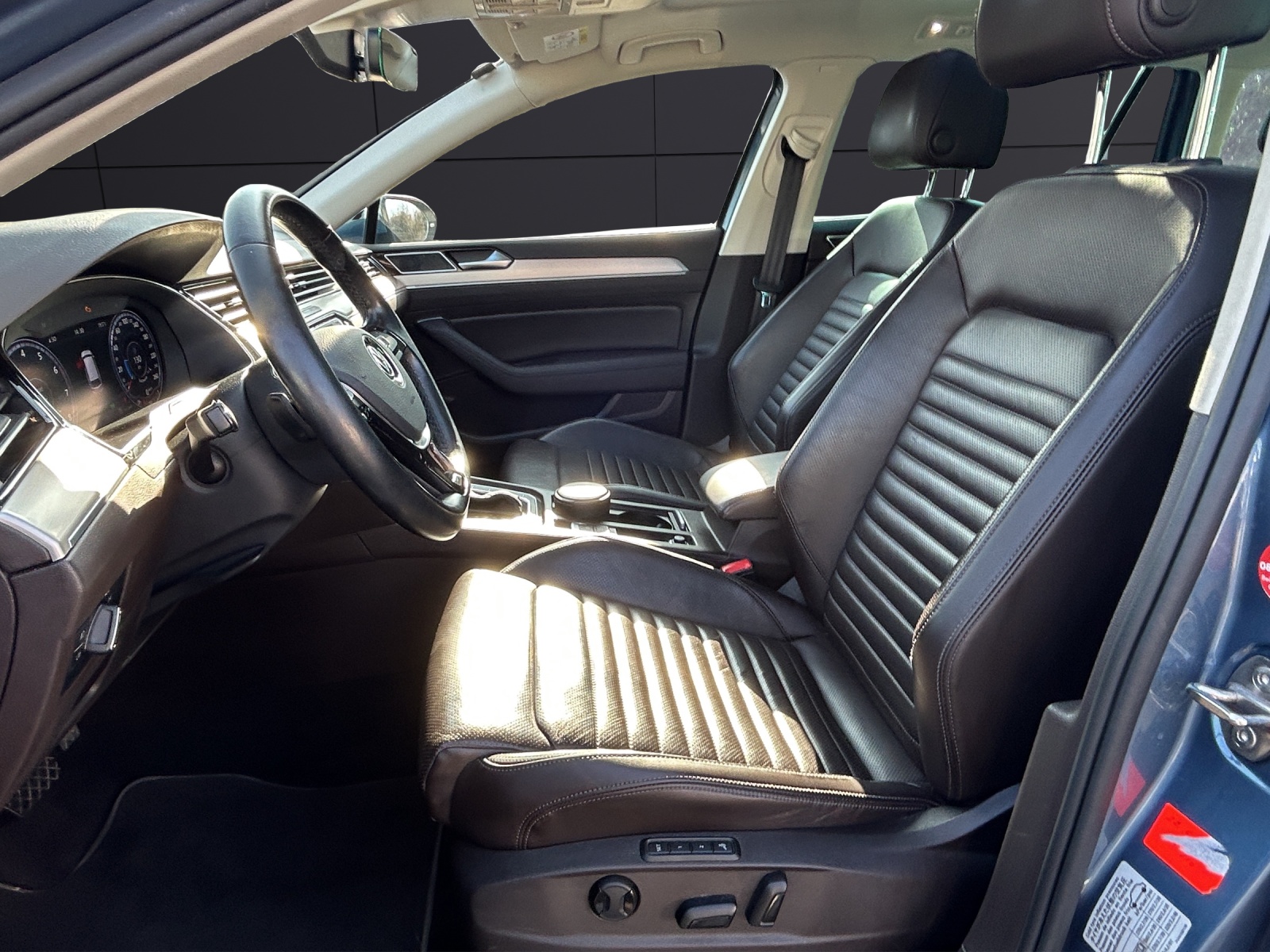 Fahrzeugabbildung Volkswagen Passat Variant Highline TSI DSG LED ACC STH PANO MASSAGE