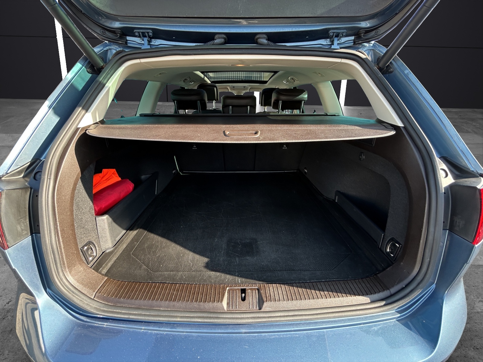 Fahrzeugabbildung Volkswagen Passat Variant Highline TSI DSG LED ACC STH PANO MASSAGE