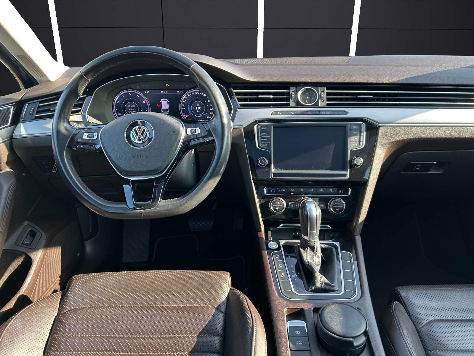 Fahrzeugabbildung Volkswagen Passat Variant Highline TSI DSG LED ACC STH PANO MASSAGE