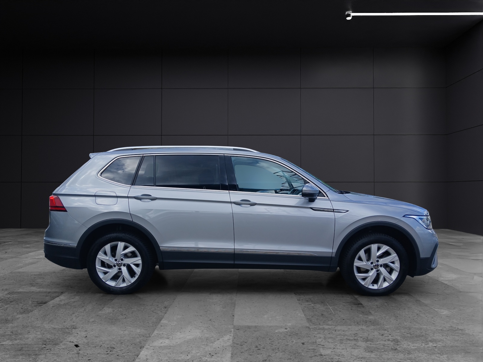 Fahrzeugabbildung Volkswagen Tiguan Allspace TDI Life DSG 7-Si LED AHK Navi AID ACC RFK SH