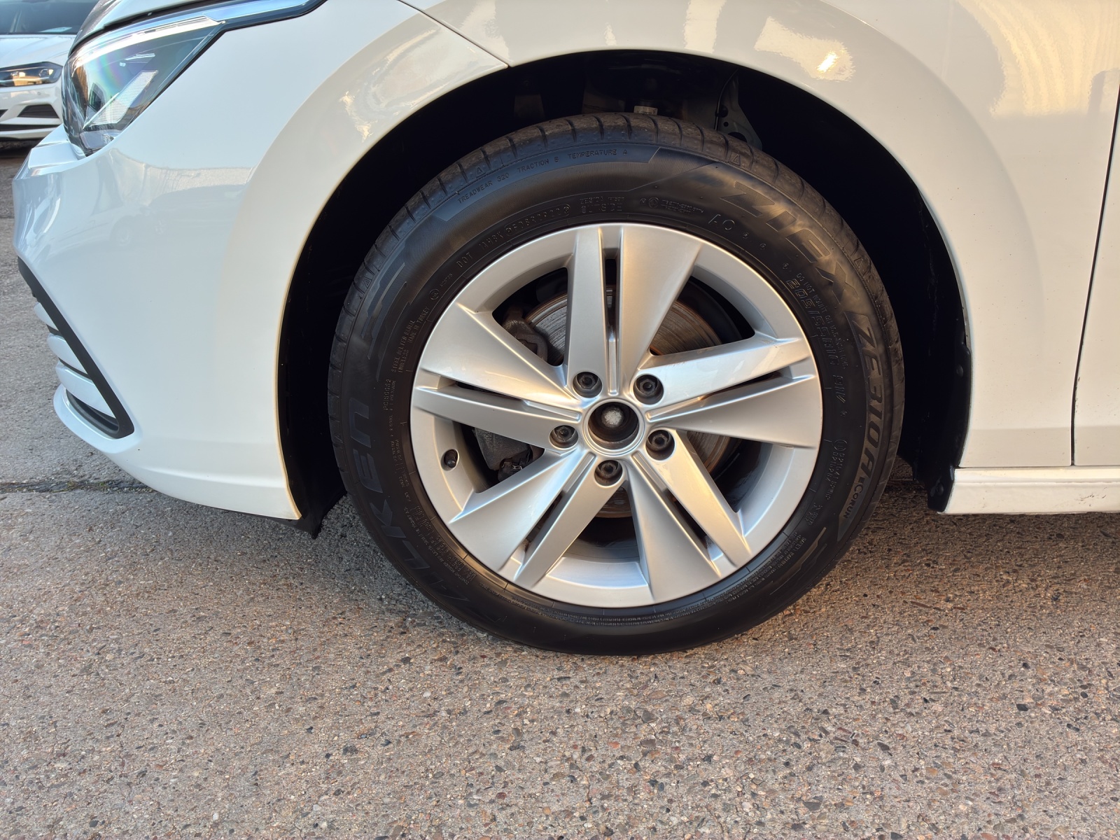 Fahrzeugabbildung Volkswagen Golf VIII Life DSG TDI LED ACC SH PDC Ambiente Navi Klima