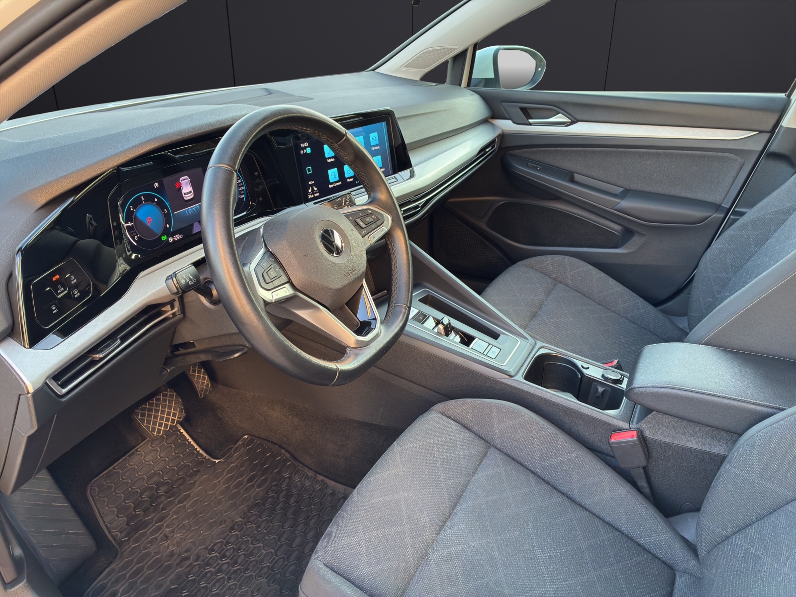 Fahrzeugabbildung Volkswagen Golf VIII Life DSG TDI LED ACC SH PDC Ambiente Navi Klima