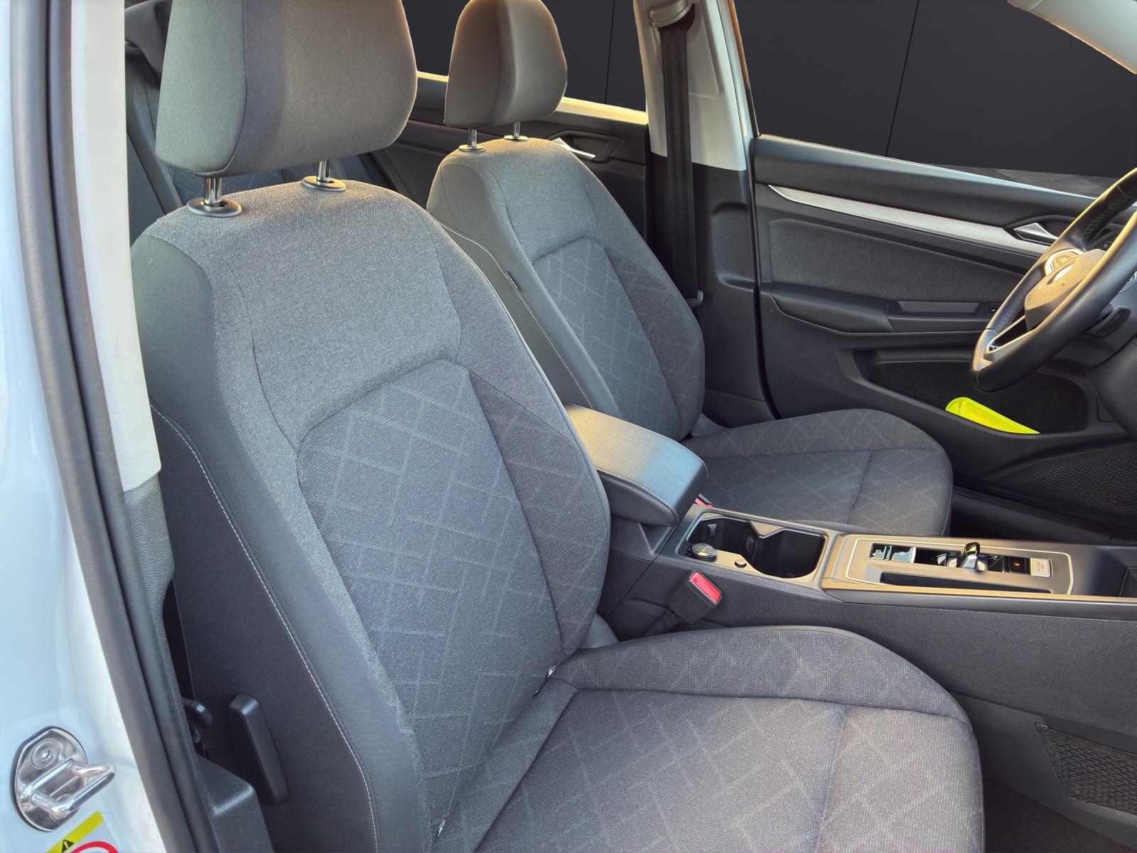 Fahrzeugabbildung Volkswagen Golf VIII Life DSG TDI LED ACC SH PDC Ambiente Navi Klima