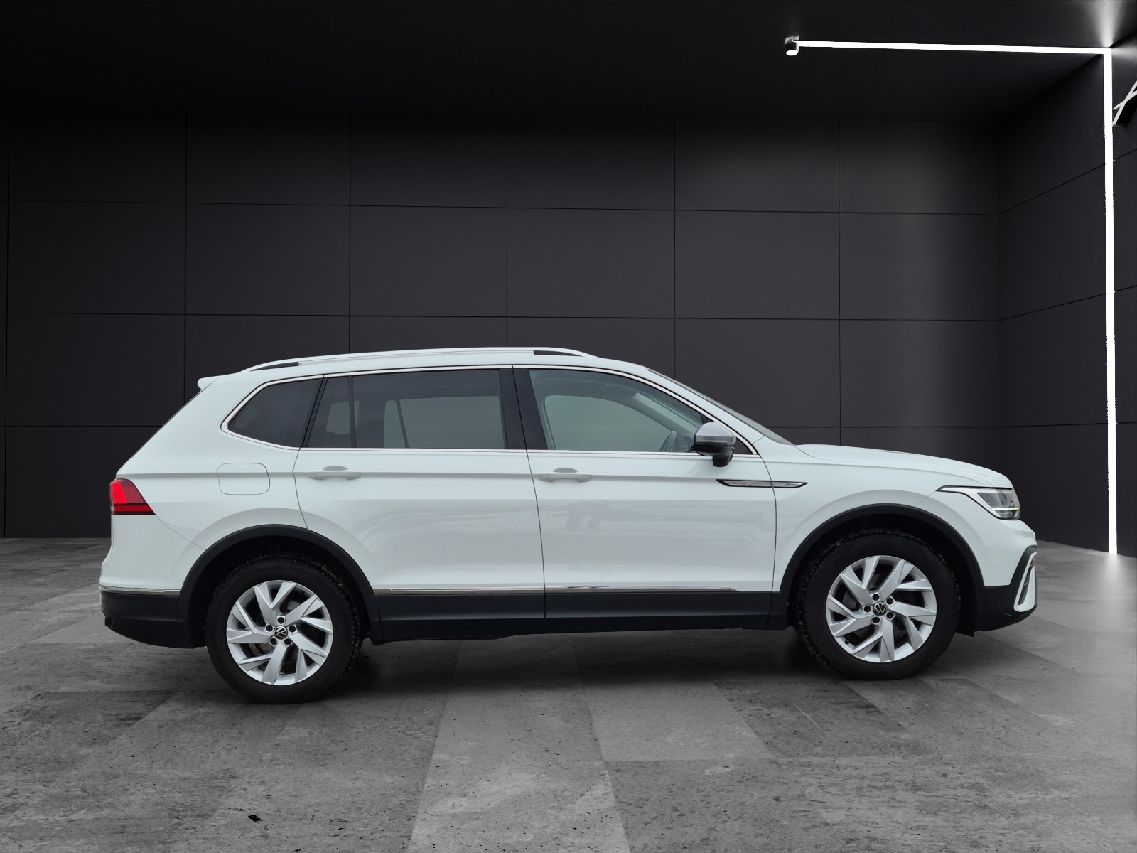 Fahrzeugabbildung Volkswagen Tiguan Allspace TDI LED AHK Navi AID ACC SH 18