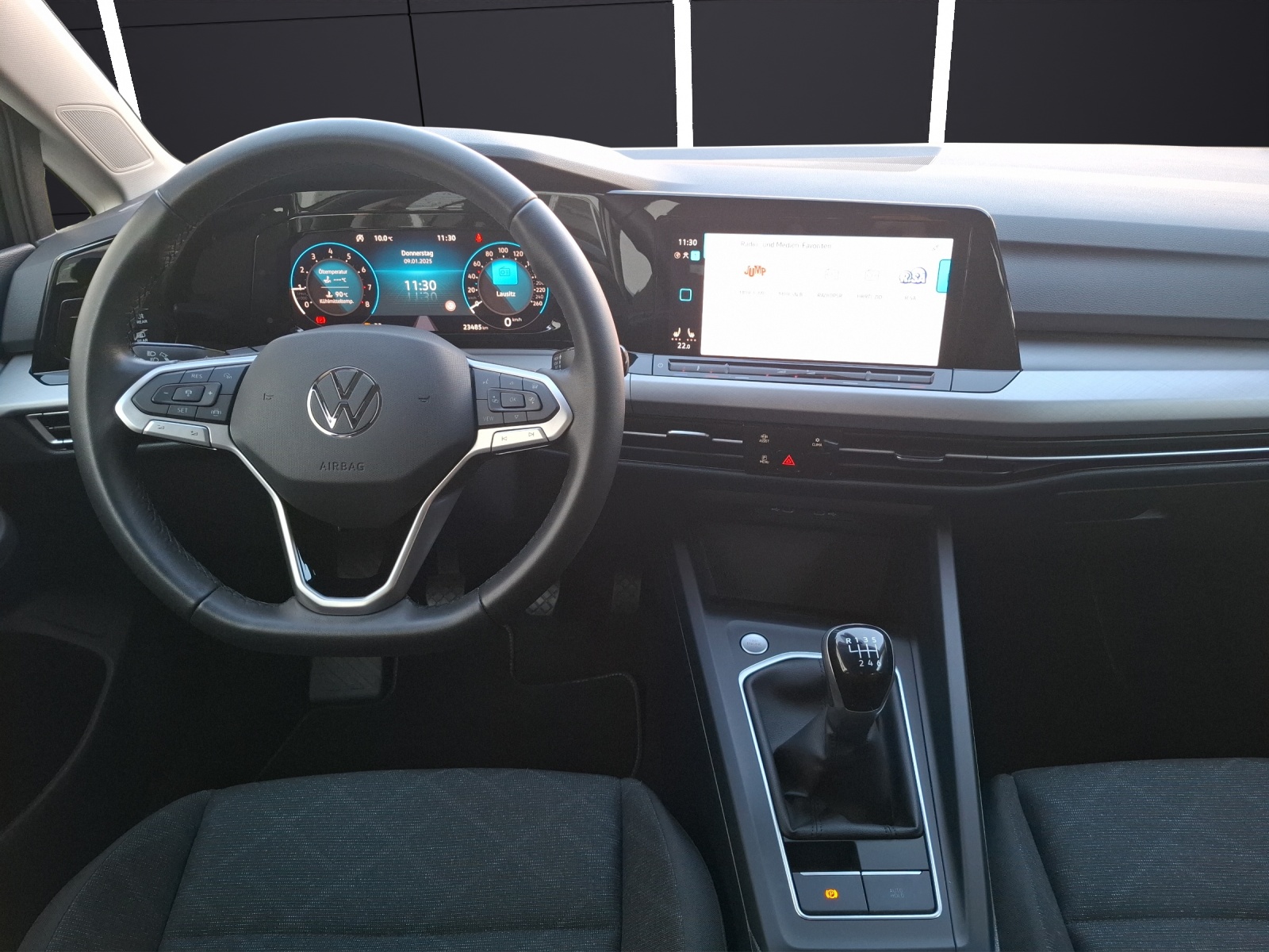 Fahrzeugabbildung Volkswagen Golf VIII TSI Life LED ACC AID NAVI PDC SHZ LM