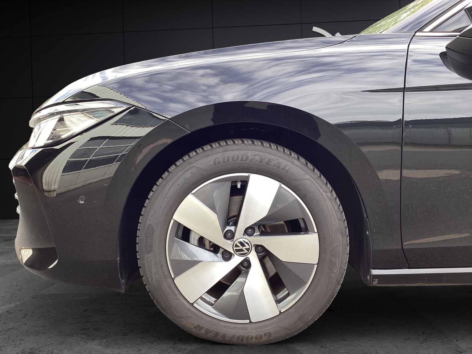 Fahrzeugabbildung Volkswagen Passat TDI DSG Elegance Matrix STH AHK AppCon Pano Leder AID ACC 360° Navi SH