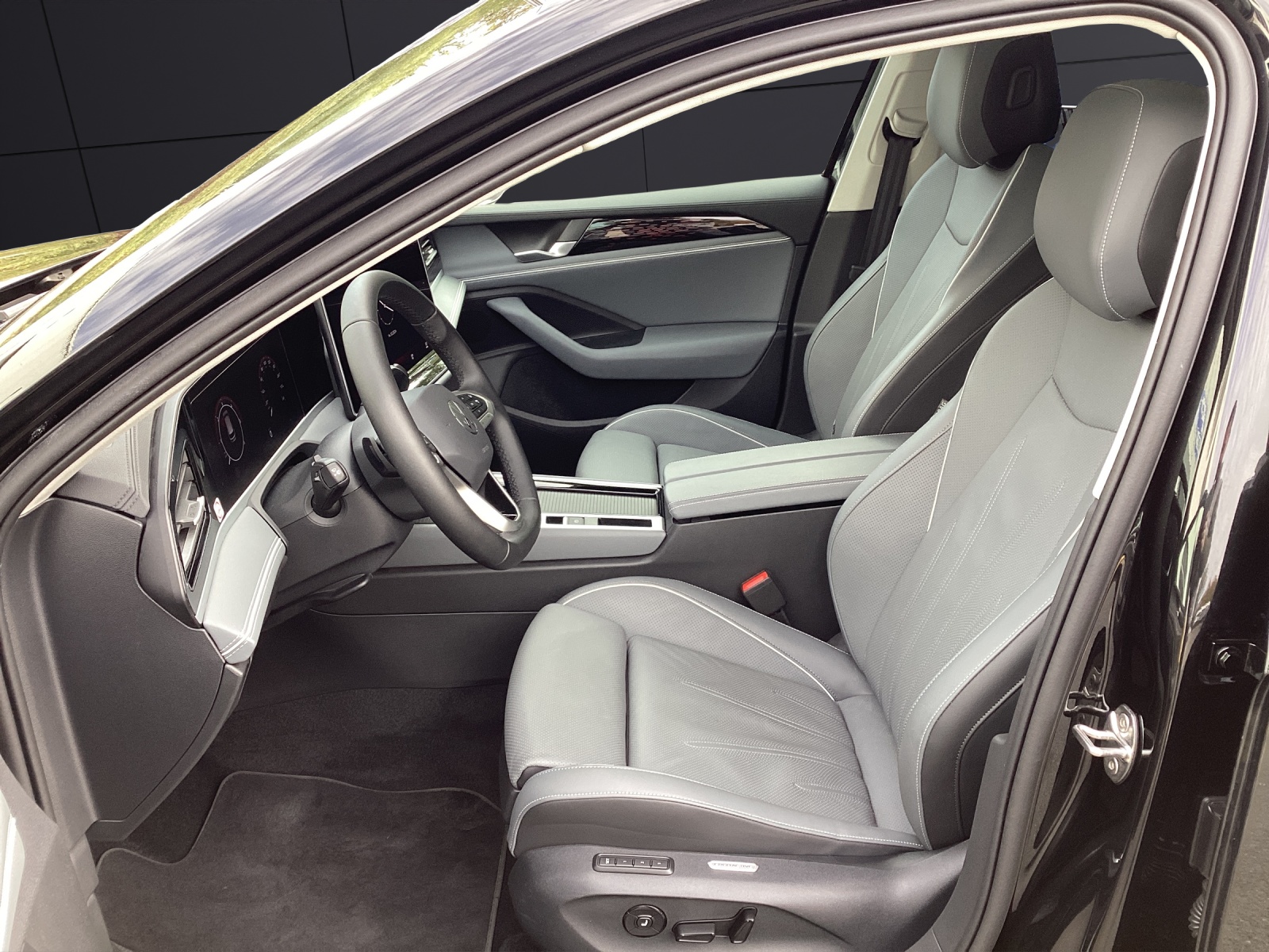 Fahrzeugabbildung Volkswagen Passat TDI DSG Elegance Matrix STH AHK AppCon Pano Leder AID ACC 360° Navi SH