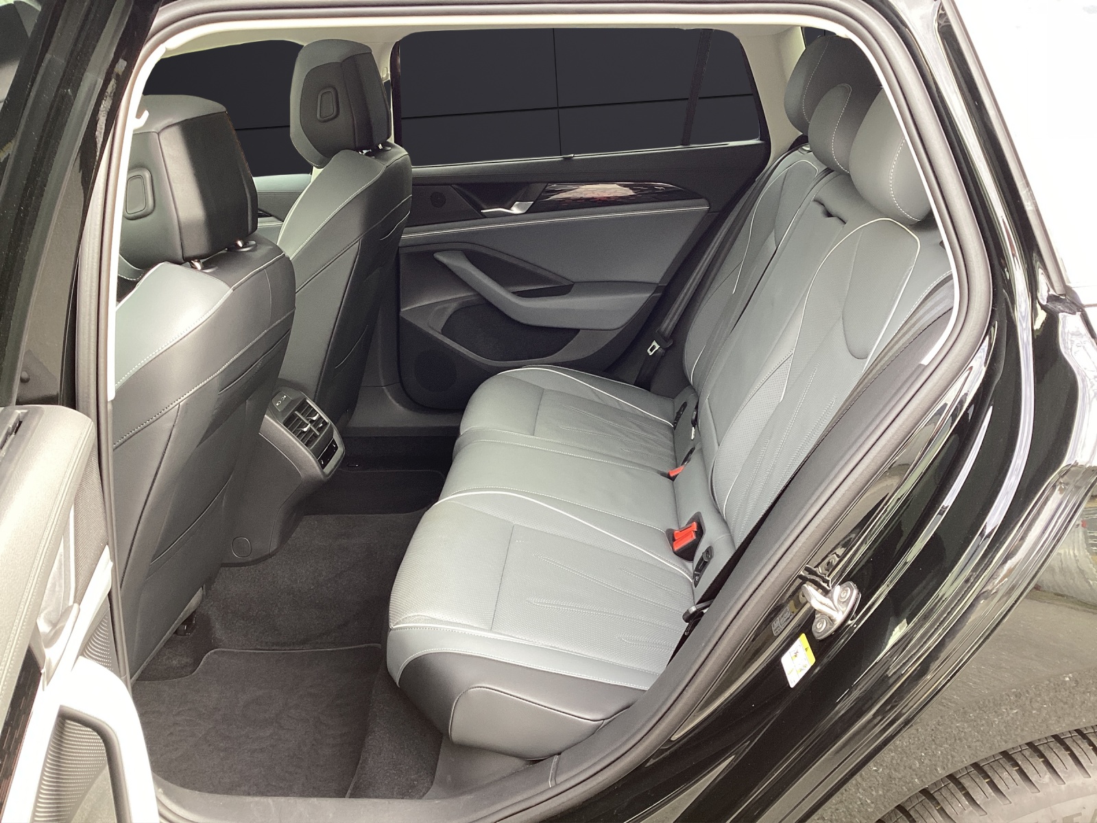 Fahrzeugabbildung Volkswagen Passat TDI DSG Elegance Matrix STH AHK AppCon Pano Leder AID ACC 360° Navi SH