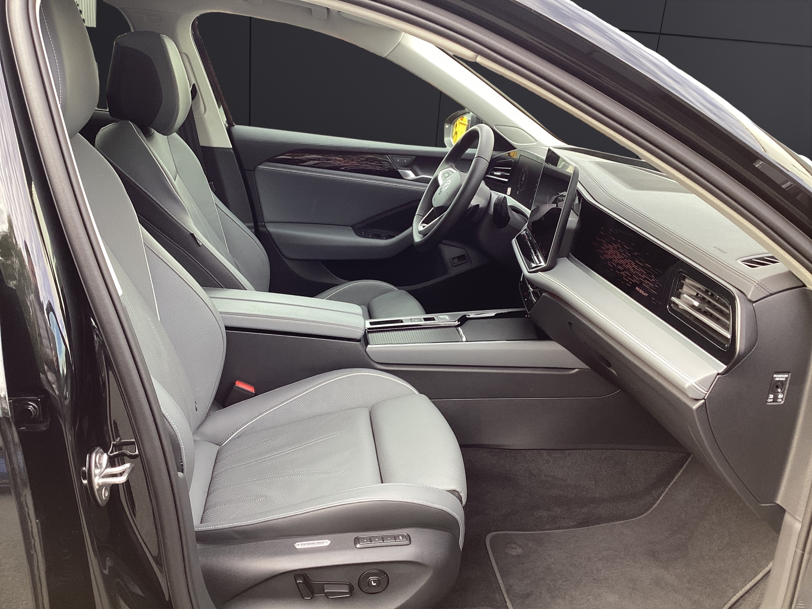 Fahrzeugabbildung Volkswagen Passat TDI DSG Elegance Matrix STH AHK AppCon Pano Leder AID ACC 360° Navi SH