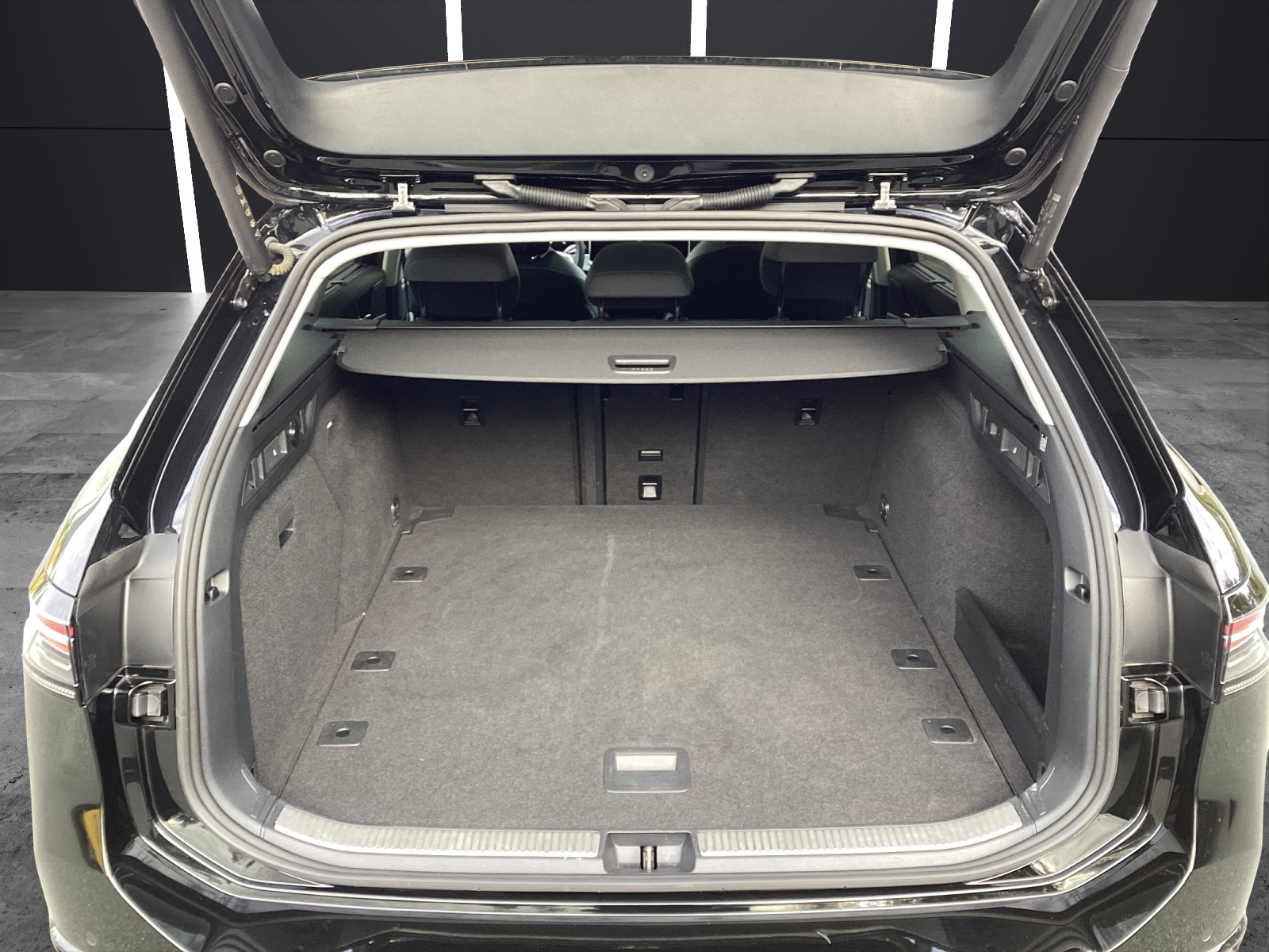 Fahrzeugabbildung Volkswagen Passat TDI DSG Elegance Matrix STH AHK AppCon Pano Leder AID ACC 360° Navi SH