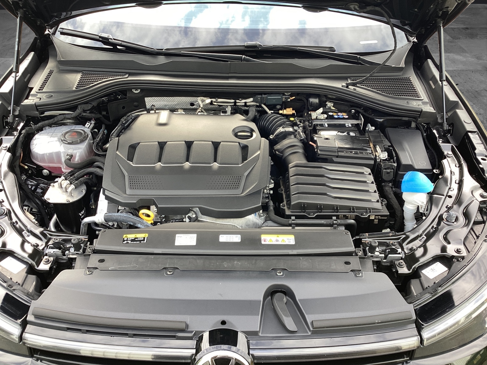 Fahrzeugabbildung Volkswagen Passat TDI DSG Elegance Matrix STH AHK AppCon Pano Leder AID ACC 360° Navi SH