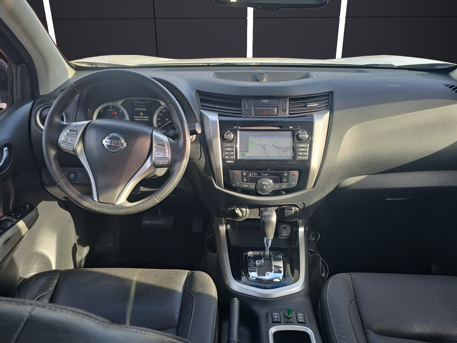 Fahrzeugabbildung Nissan Navara NP300 Tekna Double Cab 4x4 LED Navi AHK SHZ Kamera