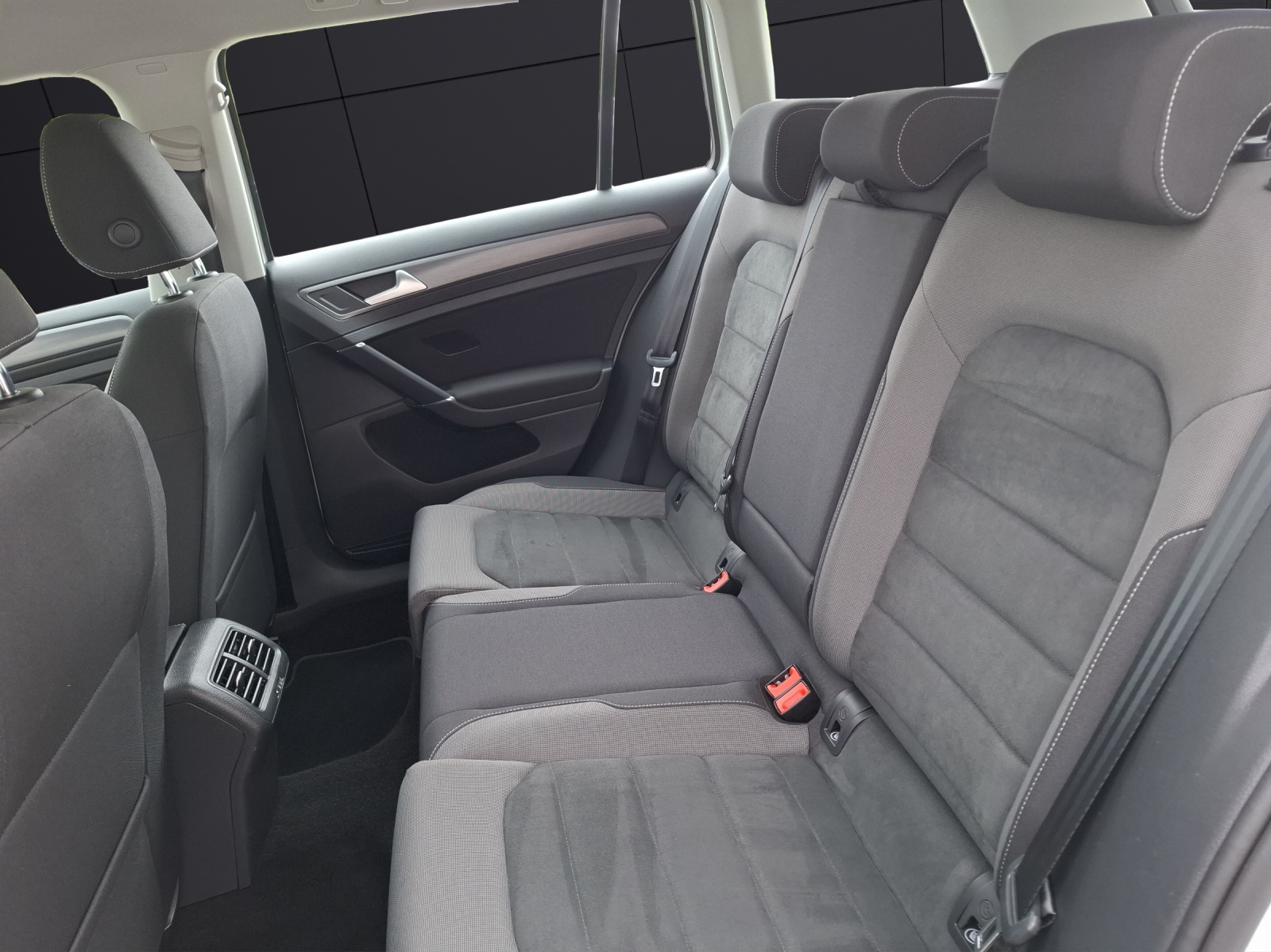 Fahrzeugabbildung Volkswagen Golf VII Variant TSI Comfortline Navi ACC RFK SH LM