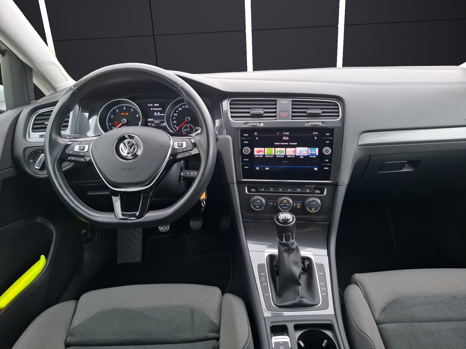 Fahrzeugabbildung Volkswagen Golf VII Variant TSI Comfortline Navi ACC RFK SH LM