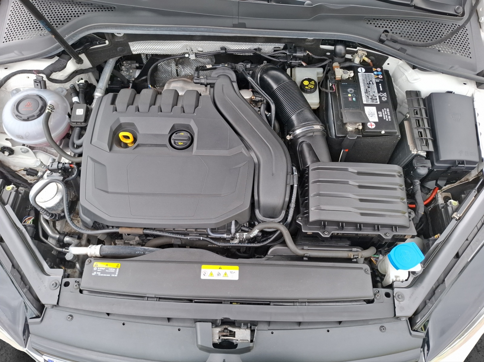 Fahrzeugabbildung Volkswagen Golf VII Variant TSI Comfortline Navi ACC RFK SH LM