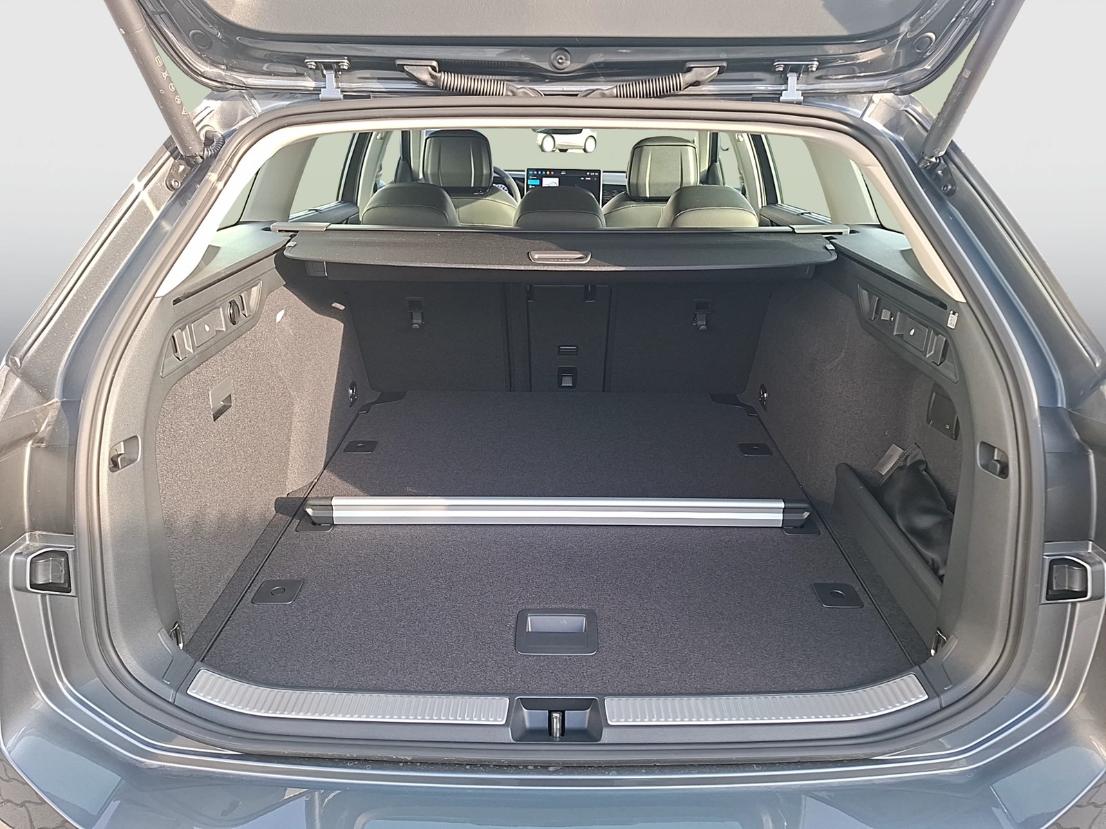 Fahrzeugabbildung Volkswagen Passat Variant eTSI Elegance DSG Matrix AHK Navi AID HUD ACC RFK SH