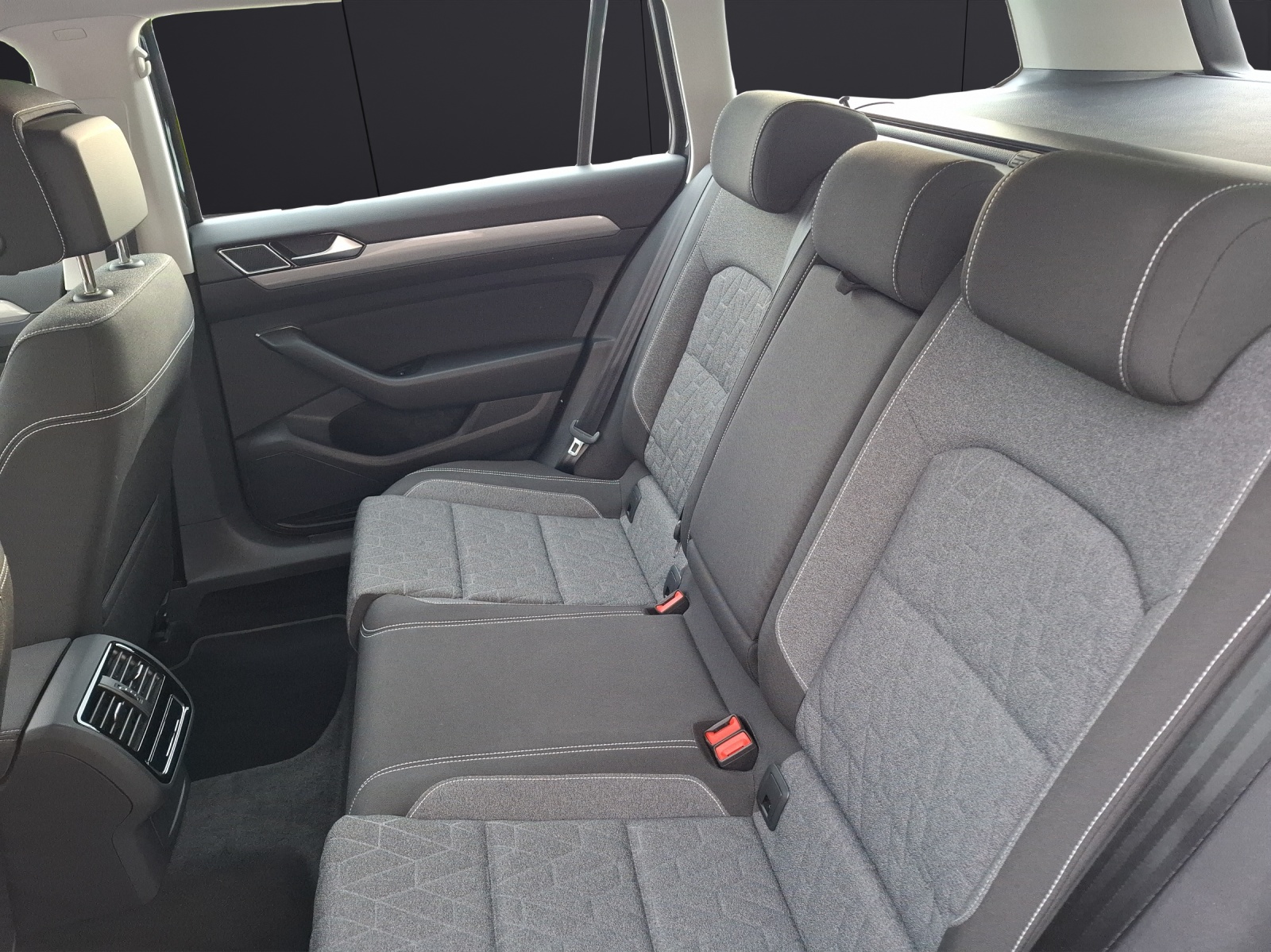Fahrzeugabbildung Volkswagen Passat Variant TDI Business DSG 4M Standhzg. Matrix Navi AID ACC RFK SH