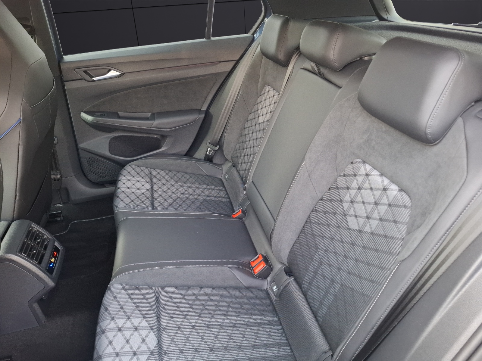 Fahrzeugabbildung Volkswagen Golf VIII TSI R-Line LED APP AID ACC RFK SH LHZ LM