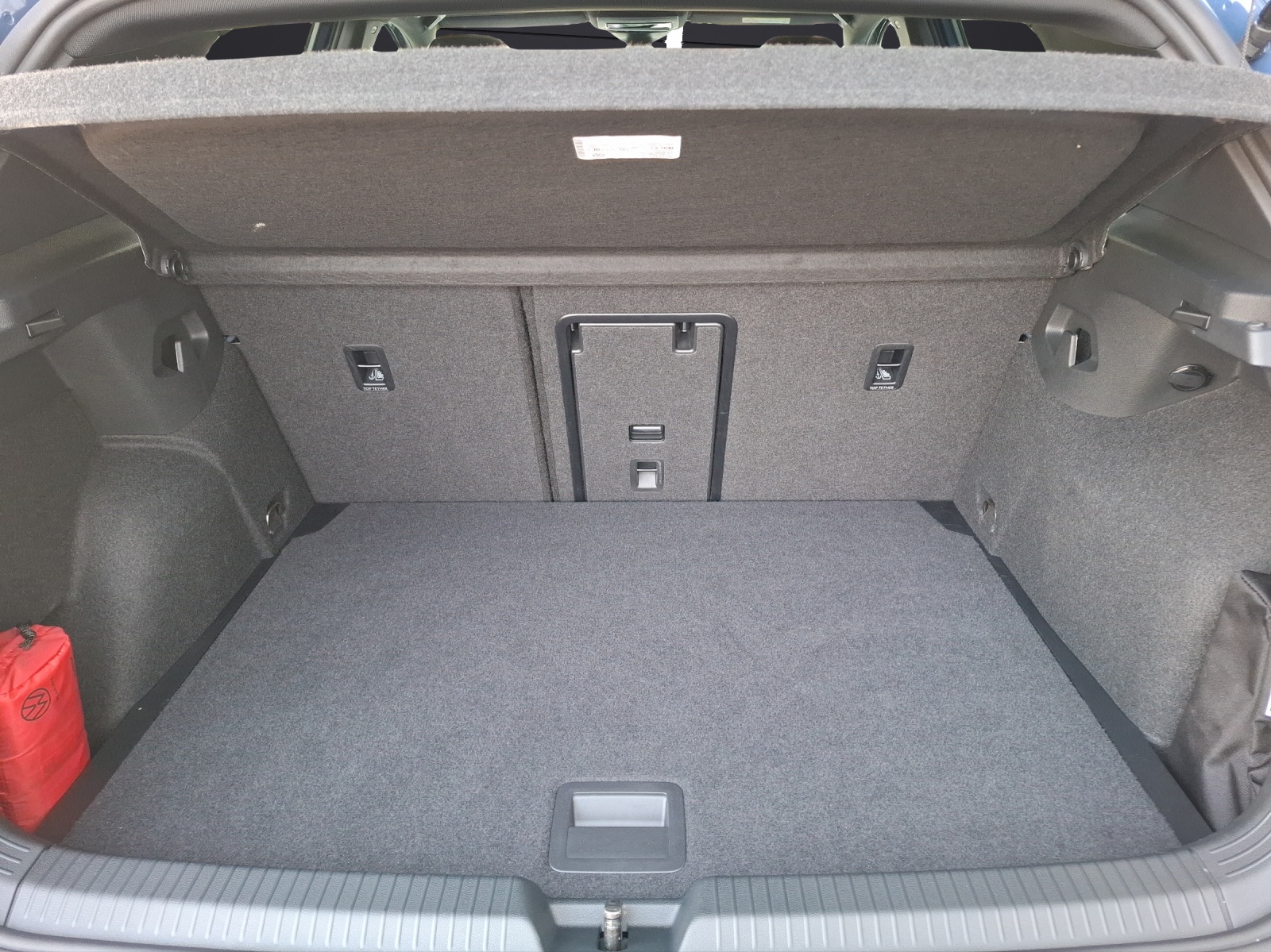 Fahrzeugabbildung Volkswagen Golf VIII TSI R-Line LED APP AID ACC RFK SH LHZ LM