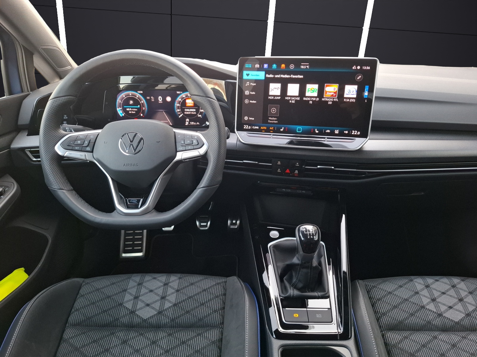 Fahrzeugabbildung Volkswagen Golf VIII TSI R-Line LED APP AID ACC RFK SH LHZ LM