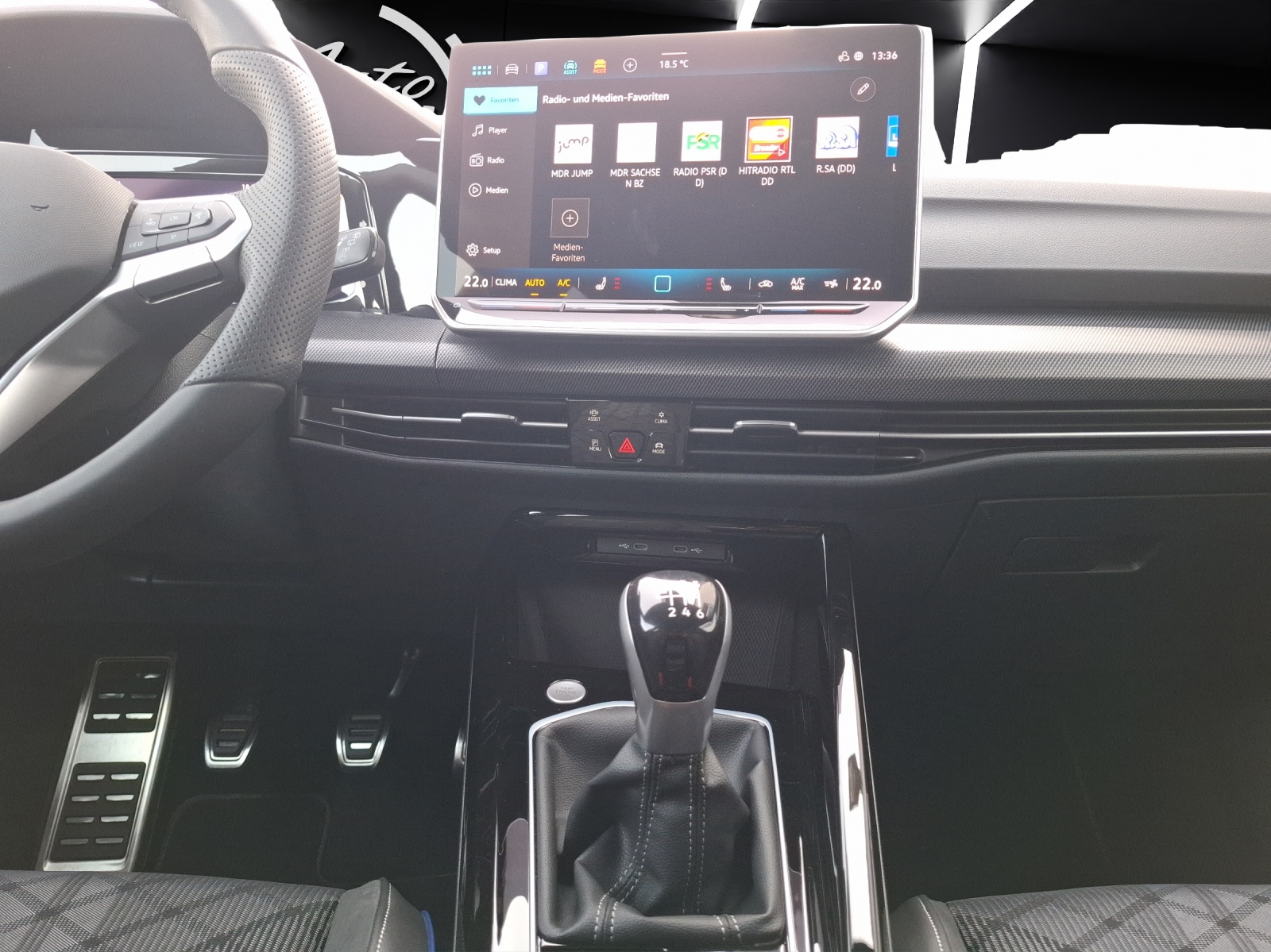 Fahrzeugabbildung Volkswagen Golf VIII TSI R-Line LED APP AID ACC RFK SH LHZ LM