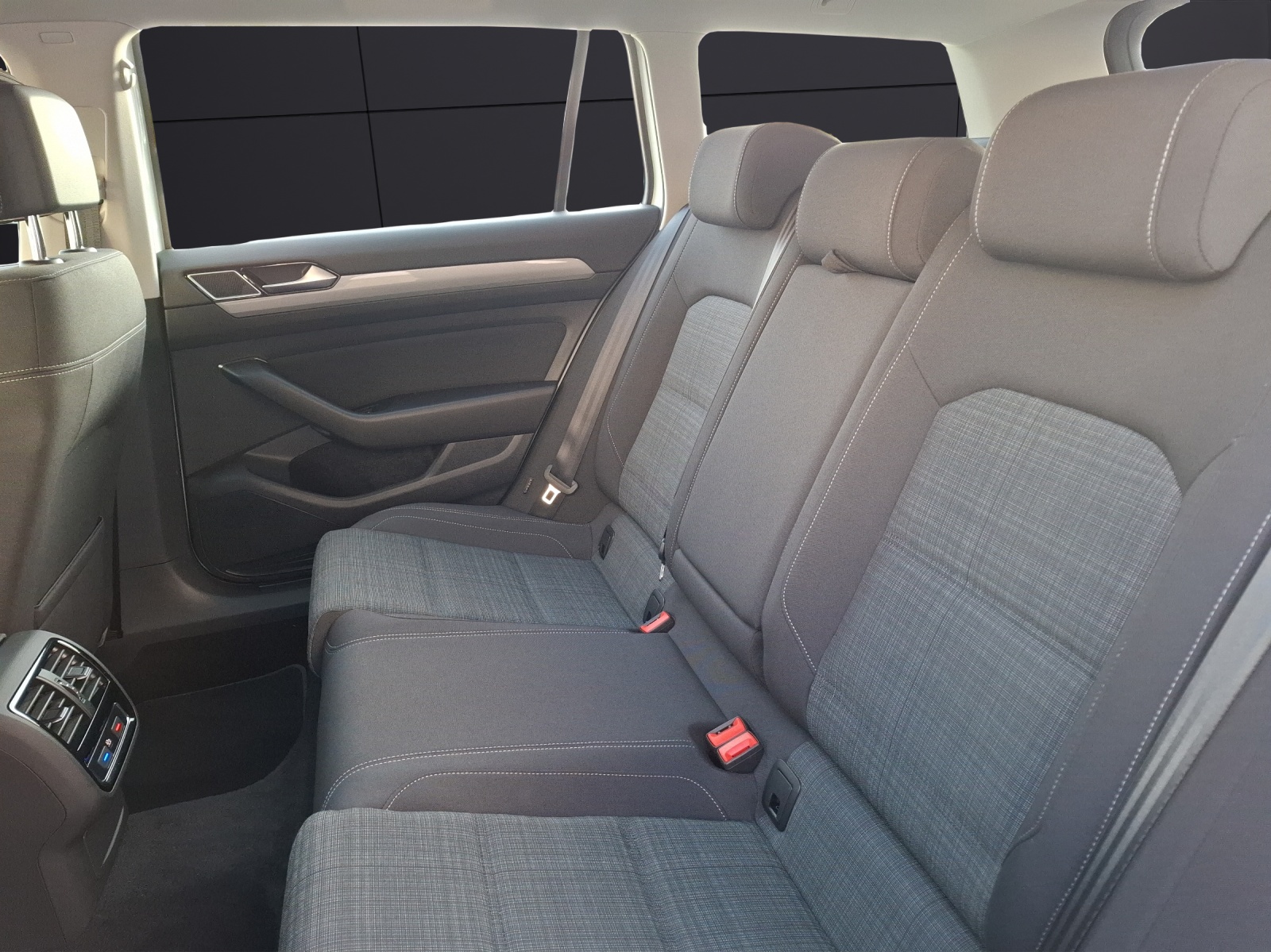 Fahrzeugabbildung Volkswagen Passat Variant TDI Business DSG Standhzg LED Navi ACC RFK SH