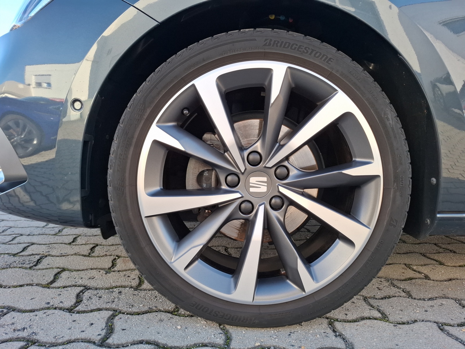 Fahrzeugabbildung SEAT Leon eTSI FR-Line DSG LED ACC Park-Assist SH 18