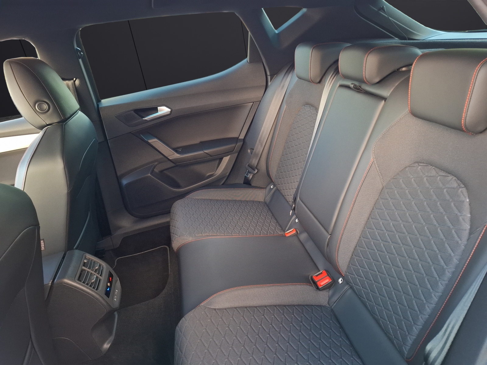 Fahrzeugabbildung SEAT Leon eTSI FR-Line DSG LED ACC Park-Assist SH 18