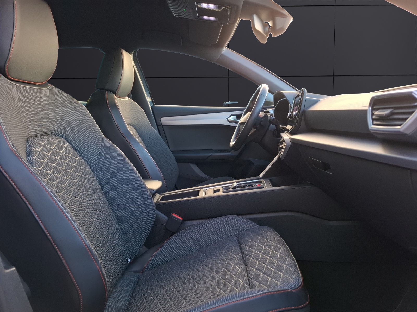 Fahrzeugabbildung SEAT Leon eTSI FR-Line DSG LED ACC Park-Assist SH 18