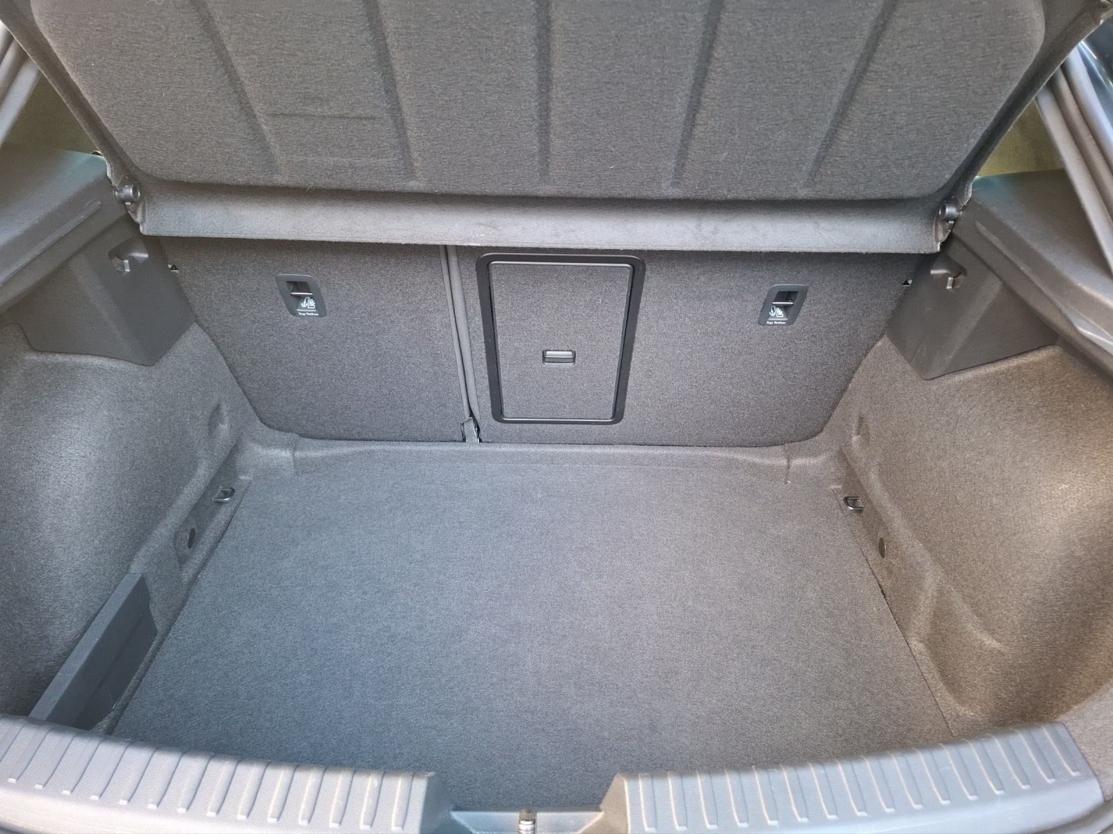 Fahrzeugabbildung SEAT Leon eTSI FR-Line DSG LED ACC Park-Assist SH 18