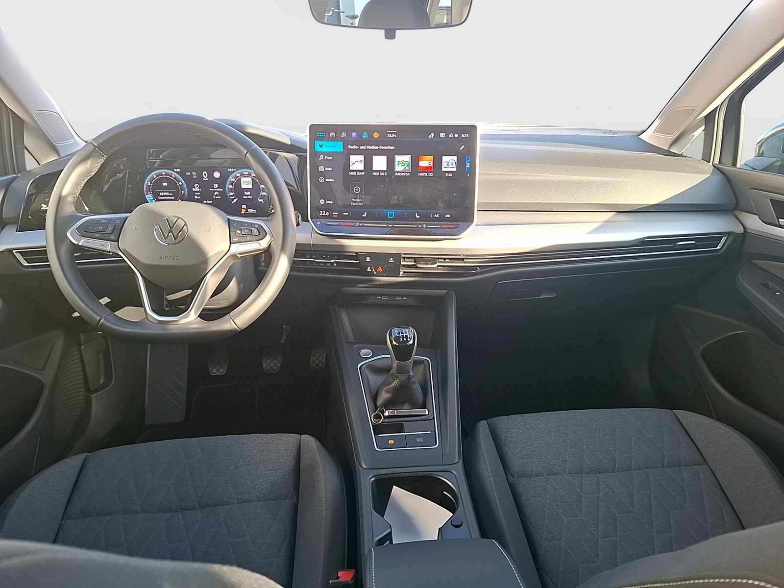 Fahrzeugabbildung Volkswagen Golf VIII Variant TSI Life LEDplus Navi AID ACC PDC SH
